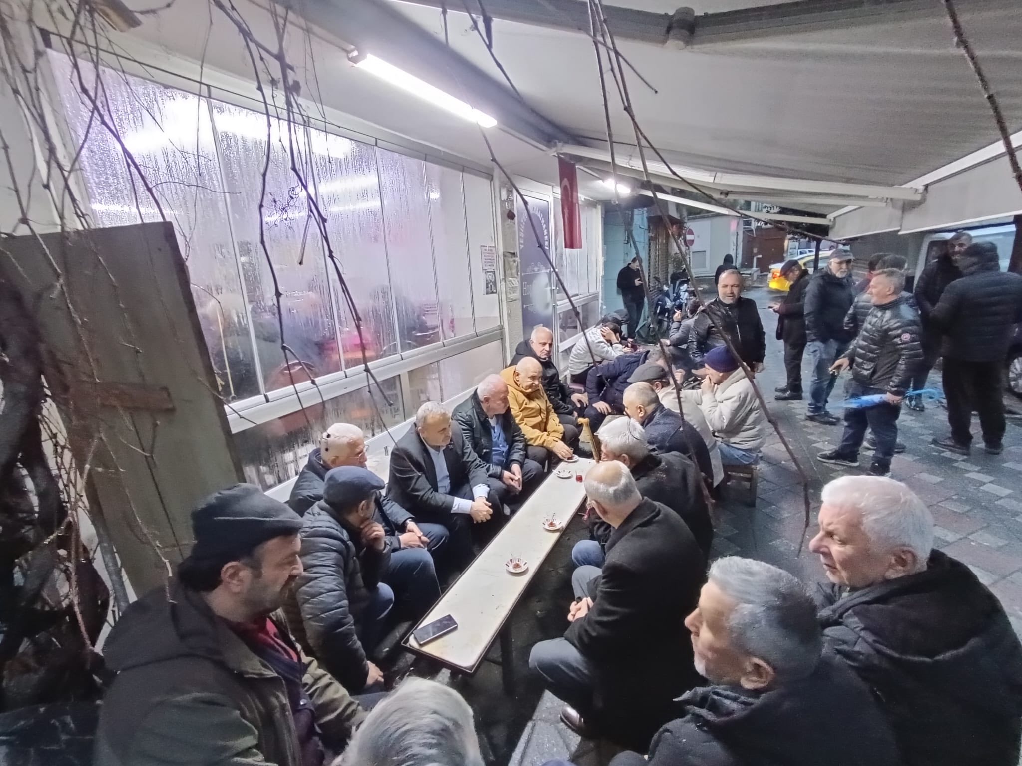 Hemşehrilerimizle, çay ocağında buluştuk, Gündem de vardı, tebessüm de