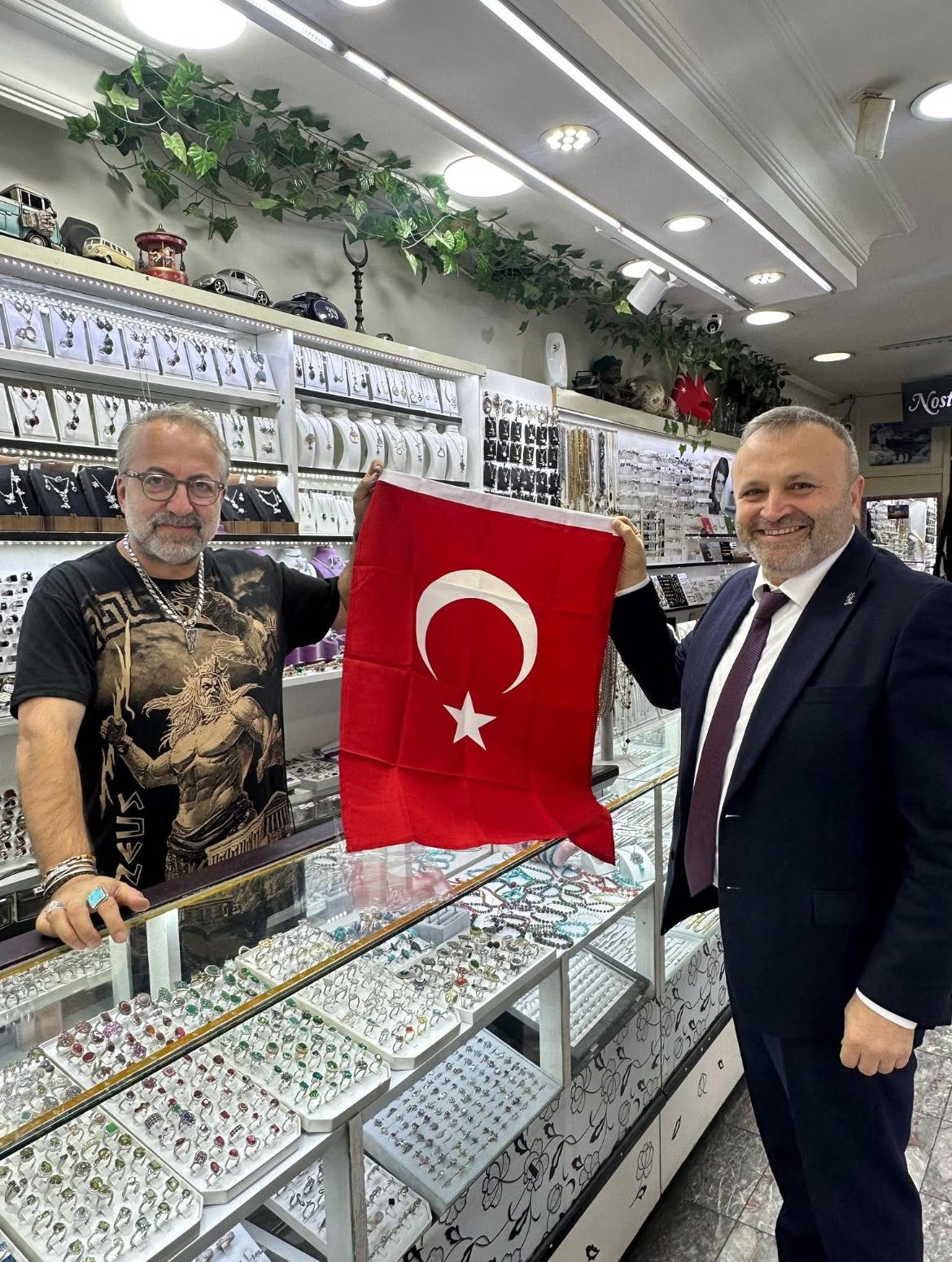 Zeytinburnu’muzda esnaf kardeşlerimizi ziyaret ederek, bayrağımızı hediye ettik